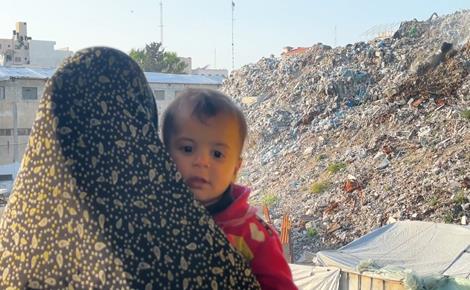 نازحون في خيام مهترئة قرب مكب نفايات بغزة